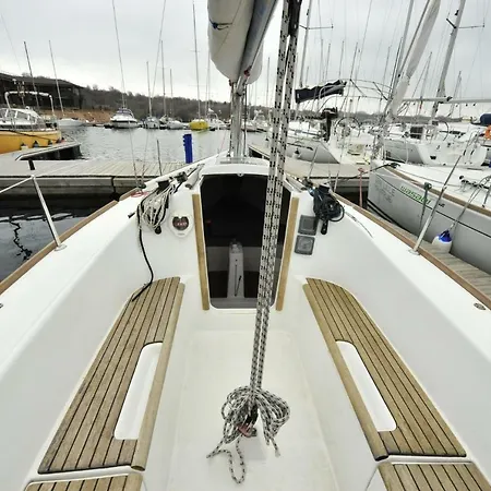 Botel Beneteau Yachts Limanu